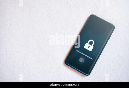Banner eines Smartphones mit Fingerabdruck-Scan. Biometrisches Authentifizierungskonzept. Zugriff auf Kennwort über Fingerabdrücke. Technologie-Sicherheitssystem. Stockfoto