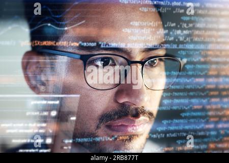 Codierung von Mann, Gesicht und Programmierern bei Nacht mit Overlay oder Dashboard von Code, Malware oder Software im Büro. Männliche Person, Programmierer oder Entwickler, die arbeiten Stockfoto