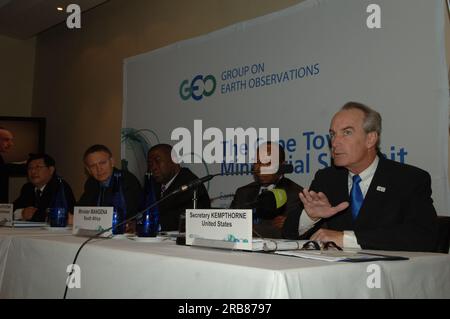 Die Standpunkte des Ministergipfels der Gruppe für Erdbeobachtungen (GEO) („Erdbeobachtung für nachhaltiges Wachstum und Entwicklung“) in Kapstadt (Südafrika) herausstellen, auf dem Minister Dirk Kempthorne die US-Delegation leitete; Und kündigte wissenschaftliche Fortschritte an, darunter das Programm North American Dürre Monitor, neue operative Nutzung globaler Klimadaten, ein neuer kostengünstiger Ansatz zur Verbreitung von Umweltdaten und Echtzeit-Prognosen zur Luftqualität zum Schutz der globalen öffentlichen Gesundheit Stockfoto