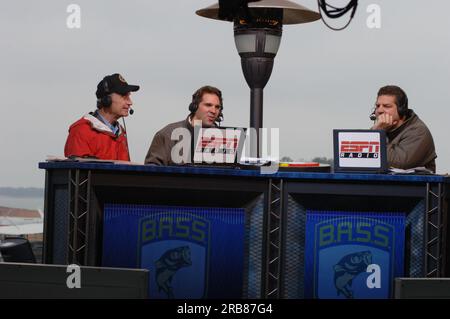 Teil der Mike and Mike Show von ESPN Radio, die gemeinsam von Mike Greenberg und Mike Golic beim Bassmasters Classic Professional Fishing Turnier in Greenville, South Carolina, ausgerichtet wird, mit Gastauftritt von Minister Dirk Kempthorne Stockfoto