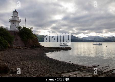 Akaroa ist eine kleine Stadt auf der Halbinsel Banks in der Region Canterbury auf der Südinsel Neuseelands, die sich in einem gleichnamigen Hafen befindet Stockfoto