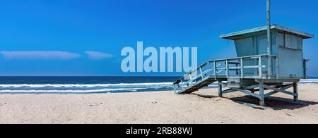 Rettungsschwimmturm am leeren Sandstrand von Venedig, Pazifikküste Los Angeles, Kalifornien, USA. Blauer Himmel und Meer, Kopierraum. Banner Stockfoto