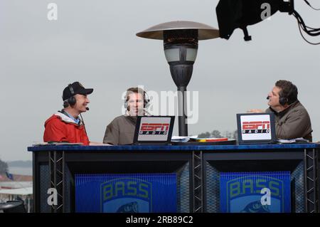 Teil der Mike and Mike Show von ESPN Radio, die gemeinsam von Mike Greenberg und Mike Golic beim Bassmasters Classic Professional Fishing Turnier in Greenville, South Carolina, ausgerichtet wird, mit Gastauftritt von Minister Dirk Kempthorne Stockfoto