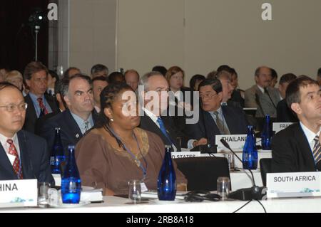 Die Standpunkte des Ministergipfels der Gruppe für Erdbeobachtungen (GEO) („Erdbeobachtung für nachhaltiges Wachstum und Entwicklung“) in Kapstadt (Südafrika) herausstellen, auf dem Minister Dirk Kempthorne die US-Delegation leitete; Und kündigte wissenschaftliche Fortschritte an, darunter das Programm North American Dürre Monitor, neue operative Nutzung globaler Klimadaten, ein neuer kostengünstiger Ansatz zur Verbreitung von Umweltdaten und Echtzeit-Prognosen zur Luftqualität zum Schutz der globalen öffentlichen Gesundheit Stockfoto