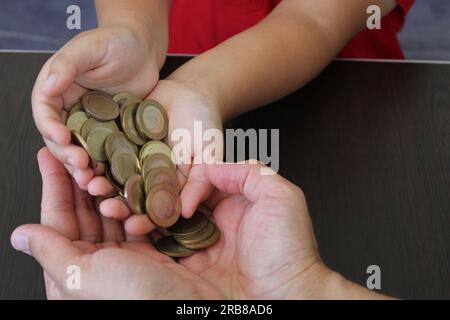 Türkische Münzen in der Kinderhandfläche. Akkumulierung und Einsparungen. Stockfoto