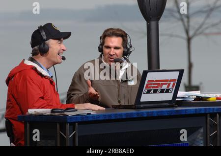 Teil der Mike and Mike Show von ESPN Radio, die gemeinsam von Mike Greenberg und Mike Golic beim Bassmasters Classic Professional Fishing Turnier in Greenville, South Carolina, ausgerichtet wird, mit Gastauftritt von Minister Dirk Kempthorne Stockfoto