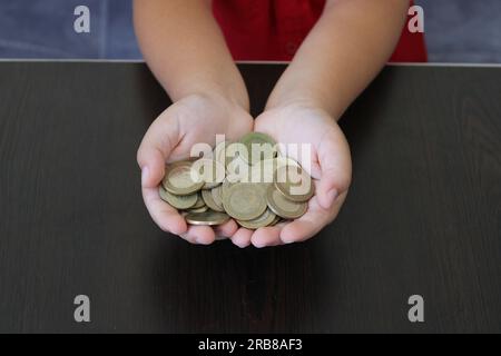 Türkische Münzen in der Kinderhandfläche. Akkumulierung und Einsparungen. Stockfoto