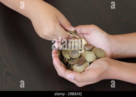 Türkische Münzen in der Kinderhandfläche. Akkumulierung und Einsparungen. Stockfoto