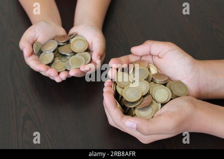 Türkische Münzen in der Kinderhandfläche. Akkumulierung und Einsparungen. Stockfoto