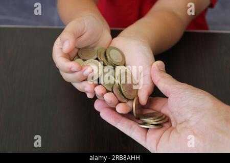 Türkische Münzen in der Kinderhandfläche. Akkumulierung und Einsparungen. Stockfoto