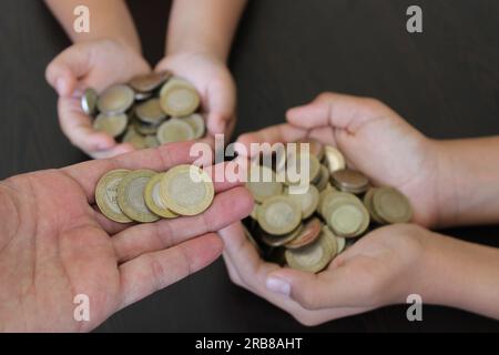 Türkische Münzen in der Kinderhandfläche. Akkumulierung und Einsparungen. Stockfoto