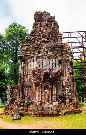 Überreste von Hindu-Tempeln im My Son Sanctuary, einem UNESCO-Weltkulturerbe in Vietnam. Stockfoto