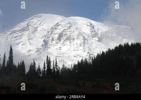 Mount Rainier National Park, Washington, wurde während des Besuchs von Minister Dirk Kempthorne gesehen, um die Grundsatzrede bei der großen Eröffnungs- und Einweihungszeremonie für das neue Henry M. Jackson Visitor Center in der Paradise Area of the Park zu halten Stockfoto