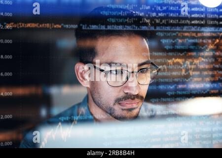 Asiatischer Mann, Gesicht und Programmierung bei Nacht mit Code-Overlay oder Dashboard in Malware oder Software im Büro. Männlicher Mensch, Programmierer oder Programmierer, der arbeitet Stockfoto