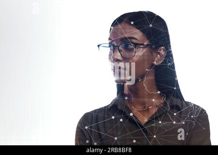 Frau, futuristisches biometrisches Hologramm oder Gesichtserkennung für Cybersicherheit, id oder Scan-Gesicht für virtuelle Sicherheit. Indianer, Geschäftsfrau und Kennzahlen Stockfoto