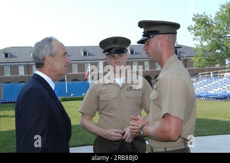 Besuch von Minister Dirk Kempthorne in den Marine Barracks, Washington, D.C., USA Der älteste Posten der Marine Corp und ein nationales historisches Wahrzeichen Stockfoto