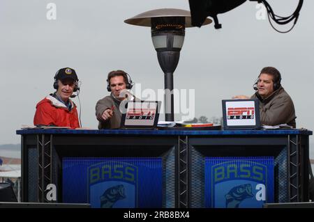 Teil der Mike and Mike Show von ESPN Radio, die gemeinsam von Mike Greenberg und Mike Golic beim Bassmasters Classic Professional Fishing Turnier in Greenville, South Carolina, ausgerichtet wird, mit Gastauftritt von Minister Dirk Kempthorne Stockfoto