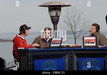 Teil der Mike and Mike Show von ESPN Radio, die gemeinsam von Mike Greenberg und Mike Golic beim Bassmasters Classic Professional Fishing Turnier in Greenville, South Carolina, ausgerichtet wird, mit Gastauftritt von Minister Dirk Kempthorne Stockfoto