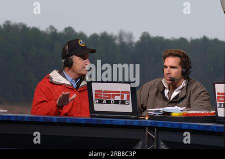 Teil der Mike and Mike Show von ESPN Radio, die gemeinsam von Mike Greenberg und Mike Golic beim Bassmasters Classic Professional Fishing Turnier in Greenville, South Carolina, ausgerichtet wird, mit Gastauftritt von Minister Dirk Kempthorne Stockfoto