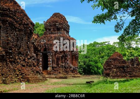 Überreste von Hindu-Tempeln im My Son Sanctuary, einem UNESCO-Weltkulturerbe in Vietnam. Stockfoto