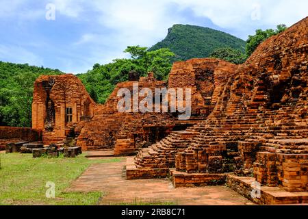 Überreste von Hindu-Tempeln im My Son Sanctuary, einem UNESCO-Weltkulturerbe in Vietnam. Stockfoto