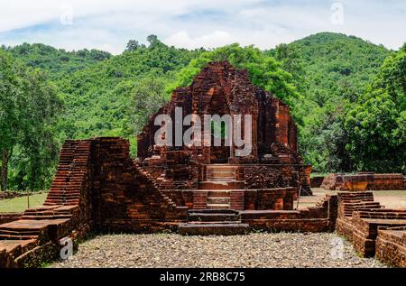 Überreste von Hindu-Tempeln im My Son Sanctuary, einem UNESCO-Weltkulturerbe in Vietnam. Stockfoto