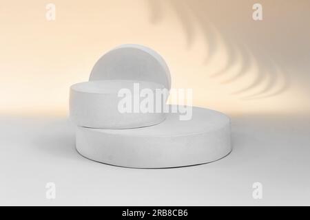 Podium für Kosmetik, Seife, Artikelpräsentation. Abstrakte Minimale Geometrische Kugel. Zylinder Zwei Formen, Weicher Schatten. Anzuzeigende Szene Produkt, Objekt. Sho Stockfoto