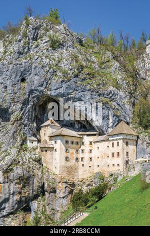 Predjama, Inner Krain, Slowenien.  Burg Predjama, in die Öffnung einer Höhle gebaut. Stockfoto