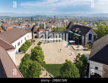 Ljubljana, Slowenien. Der Innenhof des Schlosses Ljubljana mit der Stadt im Hintergrund. Stockfoto