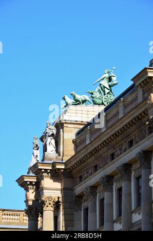 Wiesbaden, Deutschland - 09.30.2018: Das Staatstheater, mit der Statue von Friedrich Schiller davor Stockfoto
