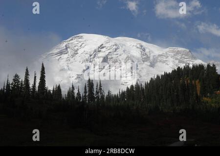 Mount Rainier National Park, Washington, wurde während des Besuchs von Minister Dirk Kempthorne gesehen, um die Grundsatzrede bei der großen Eröffnungs- und Einweihungszeremonie für das neue Henry M. Jackson Visitor Center in der Paradise Area of the Park zu halten Stockfoto