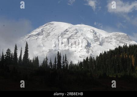 Mount Rainier National Park, Washington, wurde während des Besuchs von Minister Dirk Kempthorne gesehen, um die Grundsatzrede bei der großen Eröffnungs- und Einweihungszeremonie für das neue Henry M. Jackson Visitor Center in der Paradise Area of the Park zu halten Stockfoto