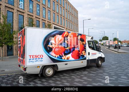 Slough, Berkshire, Großbritannien. 6. Juli 2023. Ein Tesco Lieferwagen auf einer Lieferung in Slough, Berkshire. Den Angaben zufolge sinken die Lebensmittelpreise langsam leicht. Kredit: Maureen McLean/Alamy Stockfoto