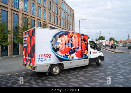 Slough, Berkshire, Großbritannien. 6. Juli 2023. Ein Tesco Lieferwagen auf einer Lieferung in Slough, Berkshire. Den Angaben zufolge sinken die Lebensmittelpreise langsam leicht. Kredit: Maureen McLean/Alamy Stockfoto