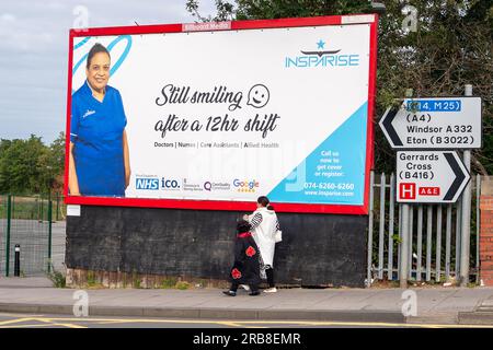 Slough, Berkshire, Großbritannien. 6. Juli 2023. Ein Werbespot für Gesundheitspersonal in Slough, Berkshire. Kredit: Maureen McLean/Alamy Stockfoto