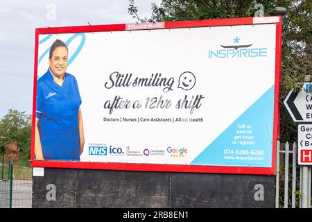 Slough, Berkshire, Großbritannien. 6. Juli 2023. Ein Werbespot für Gesundheitspersonal in Slough, Berkshire. Kredit: Maureen McLean/Alamy Stockfoto