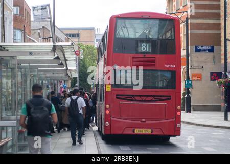 Slough, Berkshire, Großbritannien. 6. Juli 2023. Arbeiter, die früh am Morgen einen Bus von Slough nach Hounslow nehmen. Kredit: Maureen McLean/Alamy Stockfoto