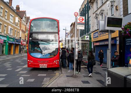 Slough, Berkshire, Großbritannien. 6. Juli 2023. Arbeiter, die früh am Morgen einen Bus von Slough nach Hounslow nehmen. Kredit: Maureen McLean/Alamy Stockfoto