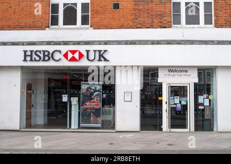 Slough, Berkshire, Großbritannien. 6. Juli 2023. Eine Bankfiliale von HSBC in der Slough High Street. Immer mehr Banken schließen, während sich Großbritannien in Richtung einer bargeldlosen Gesellschaft bewegt und immer mehr Menschen Online-Banking betreiben. Kredit: Maureen McLean/Alamy Stockfoto