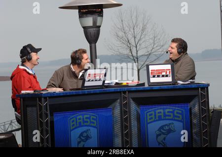 Teil der Mike and Mike Show von ESPN Radio, die gemeinsam von Mike Greenberg und Mike Golic beim Bassmasters Classic Professional Fishing Turnier in Greenville, South Carolina, ausgerichtet wird, mit Gastauftritt von Minister Dirk Kempthorne Stockfoto