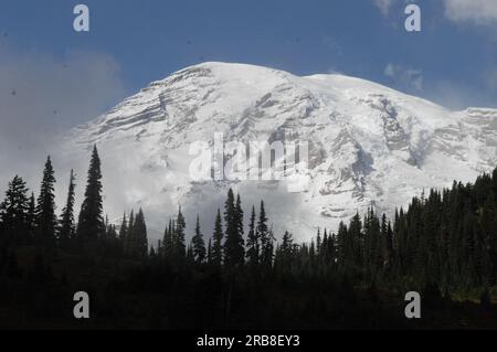 Mount Rainier National Park, Washington, wurde während des Besuchs von Minister Dirk Kempthorne gesehen, um die Grundsatzrede bei der großen Eröffnungs- und Einweihungszeremonie für das neue Henry M. Jackson Visitor Center in der Paradise Area of the Park zu halten Stockfoto