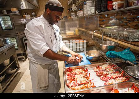 Der Küchenchef bereitet Hummer im Zuma Restaurant, Knightsbridge, London, England, Großbritannien, zu Stockfoto