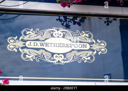 Slough, Berkshire, Großbritannien. 6. Juli 2023. Der Wetherspoon Moon and Spoon Pub in Slough, Berkshire. Eine Reihe von Weatherspoon Pubs in ganz England wird dieses Jahr geschlossen. Kredit: Maureen McLean/Alamy Stockfoto