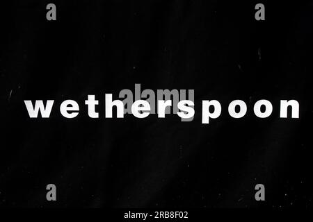 Slough, Berkshire, Großbritannien. 6. Juli 2023. Der Wetherspoon Moon and Spoon Pub in Slough, Berkshire. Eine Reihe von Weatherspoon Pubs in ganz England wird dieses Jahr geschlossen. Kredit: Maureen McLean/Alamy Stockfoto