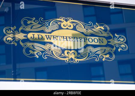 Slough, Berkshire, Großbritannien. 6. Juli 2023. Der Wetherspoon Moon and Spoon Pub in Slough, Berkshire. Eine Reihe von Weatherspoon Pubs in ganz England wird dieses Jahr geschlossen. Kredit: Maureen McLean/Alamy Stockfoto