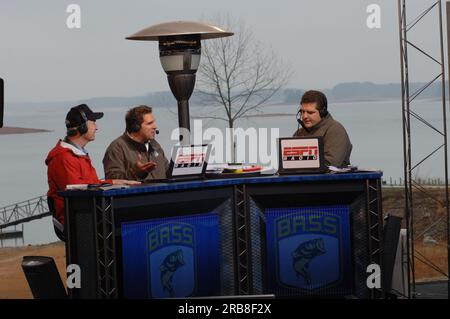 Teil der Mike and Mike Show von ESPN Radio, die gemeinsam von Mike Greenberg und Mike Golic beim Bassmasters Classic Professional Fishing Turnier in Greenville, South Carolina, ausgerichtet wird, mit Gastauftritt von Minister Dirk Kempthorne Stockfoto