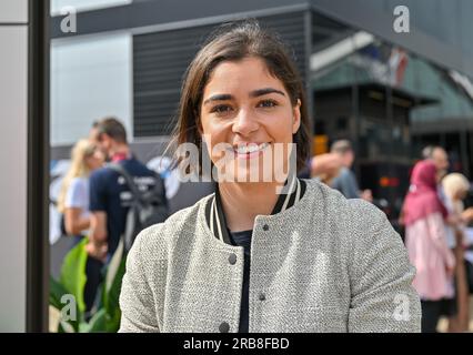 Towcester, Großbritannien. 08. Juli 2023. Silverstone, Towcester, Northamptonshire, Großbritannien, am 08 2023. Juli. Jamie Chadwick kommt am 08 2023. Juli während des Formel 1 Aramco British Grand Prix in Silverstone, Towcester, Northamptonshire, Großbritannien, im Paddock an. Kredit: Francis Knight/Alamy Live News Stockfoto