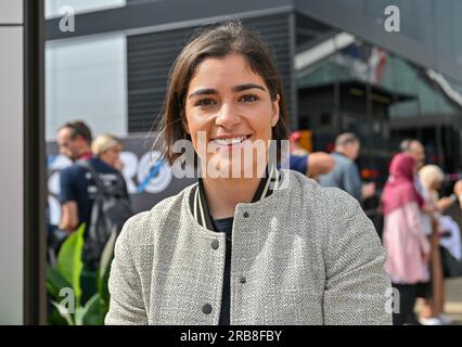 Towcester, Großbritannien. 08. Juli 2023. Silverstone, Towcester, Northamptonshire, Großbritannien, am 08 2023. Juli. Jamie Chadwick kommt am 08 2023. Juli während des Formel 1 Aramco British Grand Prix in Silverstone, Towcester, Northamptonshire, Großbritannien, im Paddock an. Kredit: Francis Knight/Alamy Live News Stockfoto