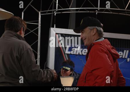 Teil der Mike and Mike Show von ESPN Radio, die gemeinsam von Mike Greenberg und Mike Golic beim Bassmasters Classic Professional Fishing Turnier in Greenville, South Carolina, ausgerichtet wird, mit Gastauftritt von Minister Dirk Kempthorne Stockfoto