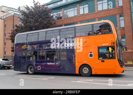 Slough, Berkshire, Großbritannien. 6. Juli 2023. Passagiere in einem Beeline-Bus in Slough während der Hauptverkehrszeit. Kredit: Maureen McLean/Alamy Stockfoto